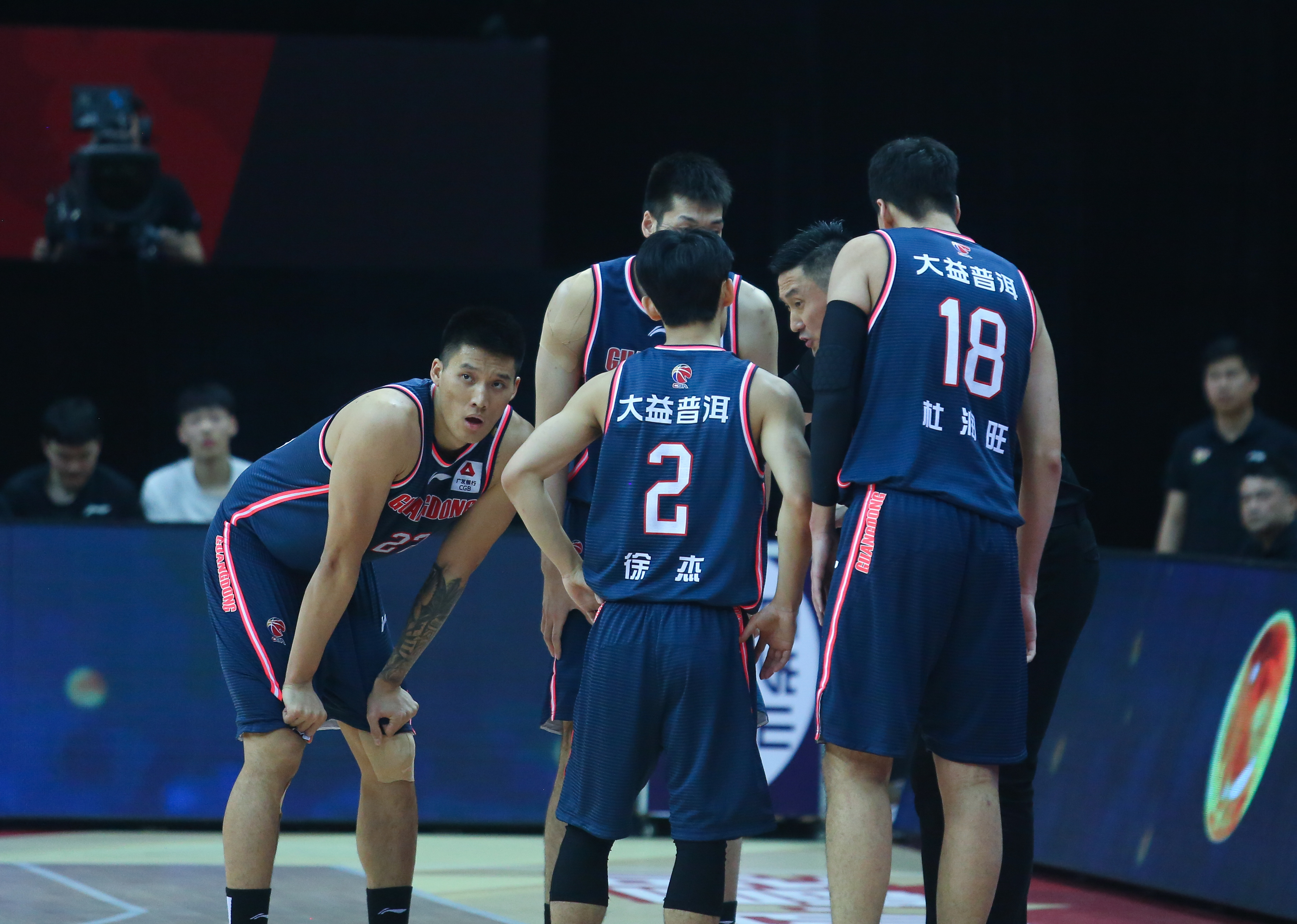 亚博-福建男篮在赛场上呈现出强劲势头的形象